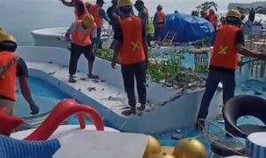 Doc. Petugas menggunakan alat manual untuk membongkar salah satu bangunan permanen di kawasan Pantai Bingin, Bali, yang berada dalam zona sepadan pantai. Pembongkaran ini merupakan bagian dari penegakan aturan tata ruang pesisir sesuai perundang-undangan yang berlaku, namun turut memunculkan kekhawatiran sosial terkait nasib para pekerja yang menggantungkan hidup dari sektor pariwisata di wilayah tersebut. (Foto Dokumentasi: Apridensius Keka).