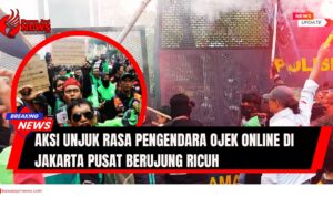 Doc. Sejumlah pengemudi ojek online melakukan unjuk rasa di depan Kantor Pemerintah di kawasan Gambir, Jakarta Pusat. Aksi berlangsung ricuh saat massa menyalakan flare dan mendapat respons tegas dari aparat kepolisian. Aksi ini merupakan bentuk protes terhadap potongan biaya aplikasi yang dinilai memberatkan. Foto ini digunakan semata-mata untuk mendukung materi pemberitaan dan tidak dimaksudkan untuk menyudutkan pihak manapun. (NR – kawanjarinews.com).