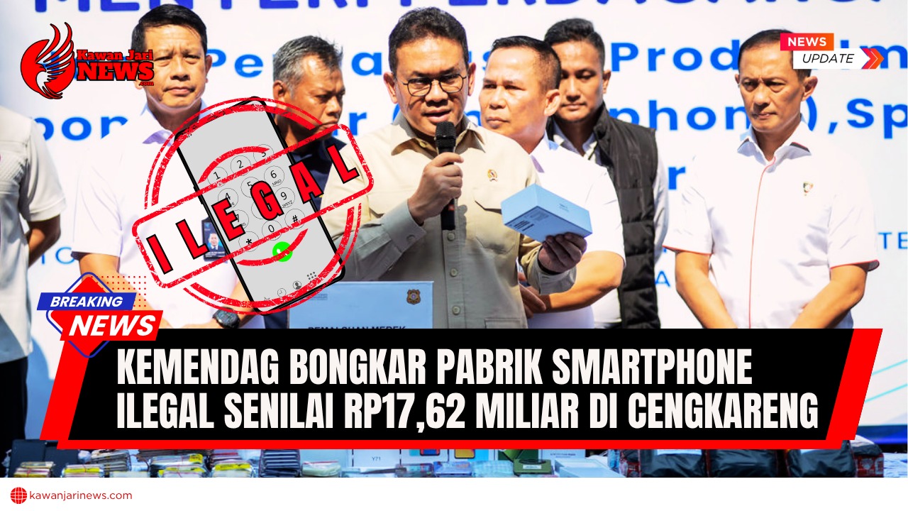 Doc. Menteri Perdagangan Budi Santoso memegang barang bukti saat konferensi pers pengungkapan praktik perakitan dan perdagangan smartphone ilegal senilai Rp17,62 milia. Kemendag menyita ribuan unit handphone rakitan ilegal yang dijual melalui marketplace serta ratusan koli aksesoris yang diselundupkan dari Tiongkok. (NR – kawanjarinews.com).