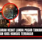 Doc. Suasana kebakaran hebat yang melanda Pasar Taman Puring, Kebayoran Baru, Jakarta Selatan, pada Senin malam, 28 Juli 2025. Dalam peristiwa tersebut, ratusan kios hangus terbakar. Tampak kobaran api melalap bangunan pasar, sementara petugas pemadam kebakaran berjibaku memadamkan api. Inset menunjukkan kondisi kios yang terbakar dan barang dagangan yang tersisa. (NR – kawanjarinews.com).