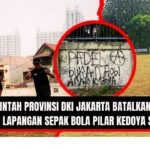 Doc. Suasana aktivitas anak-anak dan pelatih di Lapangan Sepak Bola Pilar, Kedoya Selatan, Jakarta Barat, yang sempat direncanakan untuk dialihfungsikan menjadi lapangan padel. Pada kloase terlihat tulisan protes warga pada tembok disekitan area lapangan yang berbunyi “PADEL bukan Hobi Anak Kedoya” sebagai bentuk penolakan terhadap rencana tersebut. Pemerintah Provinsi DKI Jakarta akhirnya membatalkan rencana alih fungsi tersebut setelah mendengar aspirasi masyarakat. (NR – kawanjarinews.com).