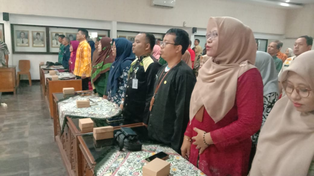 Doc. Peserta Rapat Koordinasi dan Sosialisasi Pencegahan Kekerasan terhadap Perempuan dan Anak (KtPA) serta Tindak Pidana Perdagangan Orang (TPPO) di Pemalang berdiri menyanyikan lagu kebangsaan Indonesia Raya, Kamis (31/7/2025). (Foto: Dinas Sosial Kabupaten Pemalang).