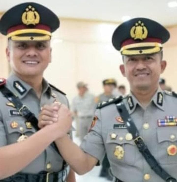 Doc. Kapolres Pemalang yang baru, AKBP Rendy Setia Permana berjabat tangan dengan AKBP Eko Sunaryo usai prosesi serah terima jabatan di Mapolda Jawa Tengah, Selasa (29/7/2025). (Sumber Foto: Humas Polda Jawa Tengah).