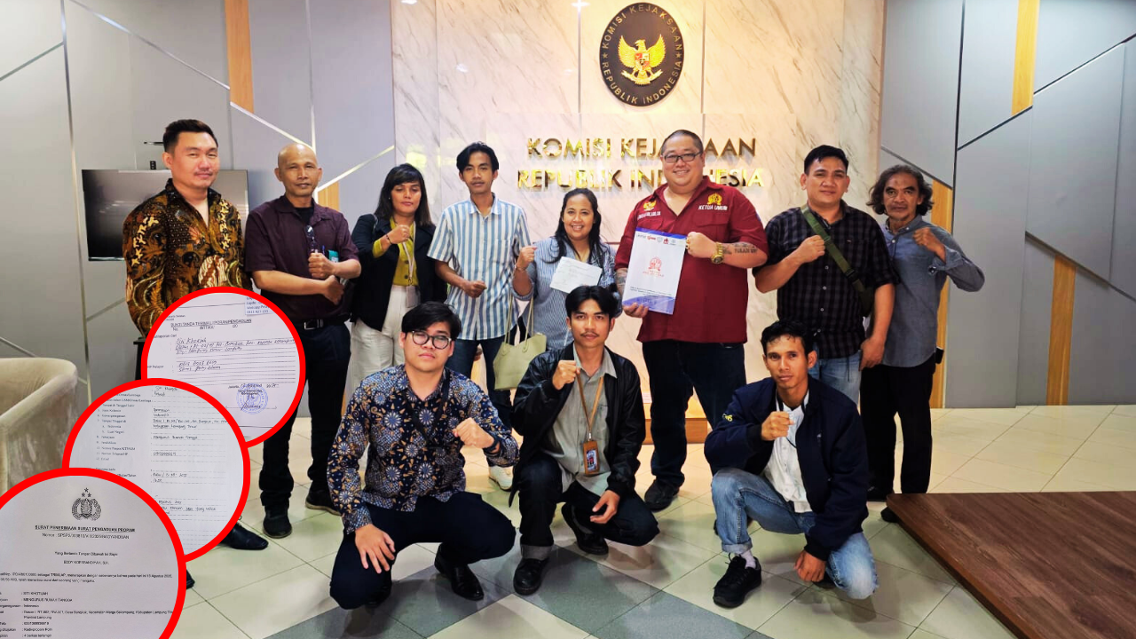 Doc. Dokumentasi saat Siti Khotijah (42), istri Umar, bersama tim kuasa hukum dan pendamping, melaporkan dugaan kriminalisasi, pemerasan, serta praktik suap yang diduga dilakukan oknum aparat penegak hukum. Laporan tersebut disampaikan ke Kejaksaan Agung, Komisi Kejaksaan, Divisi Propam Polri, dan Kejaksaan Tinggi pada Rabu (13/8/2025). (Foto: FERADI WPI Official).