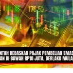 Doc. Gambar ini menampilkan batangan emas yang disusun secara berlapis-lapis dengan latar belakang grafik perdagangan emas yang dinamis. Grafik menunjukkan fluktuasi harga emas, yang menggambarkan dinamika pasar. Batangan emas yang tampak berkilauan merepresentasikan potensi investasi dan keuntungan dari kebijakan pemerintah yang baru. Kombinasi elemen visual ini bertujuan untuk menarik perhatian pembaca dan menyampaikan pesan utama berita, yaitu pembebasan pajak pembelian emas batangan di bawah Rp10 juta. Catatan: Gambar ini merupakan ilustrasi dan tidak merepresentasikan situasi atau transaksi emas tertentu. (Ilustrasi: NR – kawanjarinews.com).