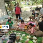 Doc. Sejumlah ibu-ibu dan anak-anak warga Klenisan, Sumberharjo, Prambanan, Sleman, menikmati makan bersama dalam suasana penuh kehangatan dan kebersamaan menjelang peringatan HUT ke-80 Republik Indonesia, Minggu (3/8/2025). Tradisi sederhana ini menjadi simbol kekeluargaan dan gotong royong di tengah masyarakat. (Foto: Filemon).