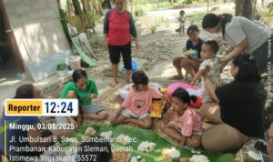 Doc. Sejumlah ibu-ibu dan anak-anak warga Klenisan, Sumberharjo, Prambanan, Sleman, menikmati makan bersama dalam suasana penuh kehangatan dan kebersamaan menjelang peringatan HUT ke-80 Republik Indonesia, Minggu (3/8/2025). Tradisi sederhana ini menjadi simbol kekeluargaan dan gotong royong di tengah masyarakat. (Foto: Filemon).
