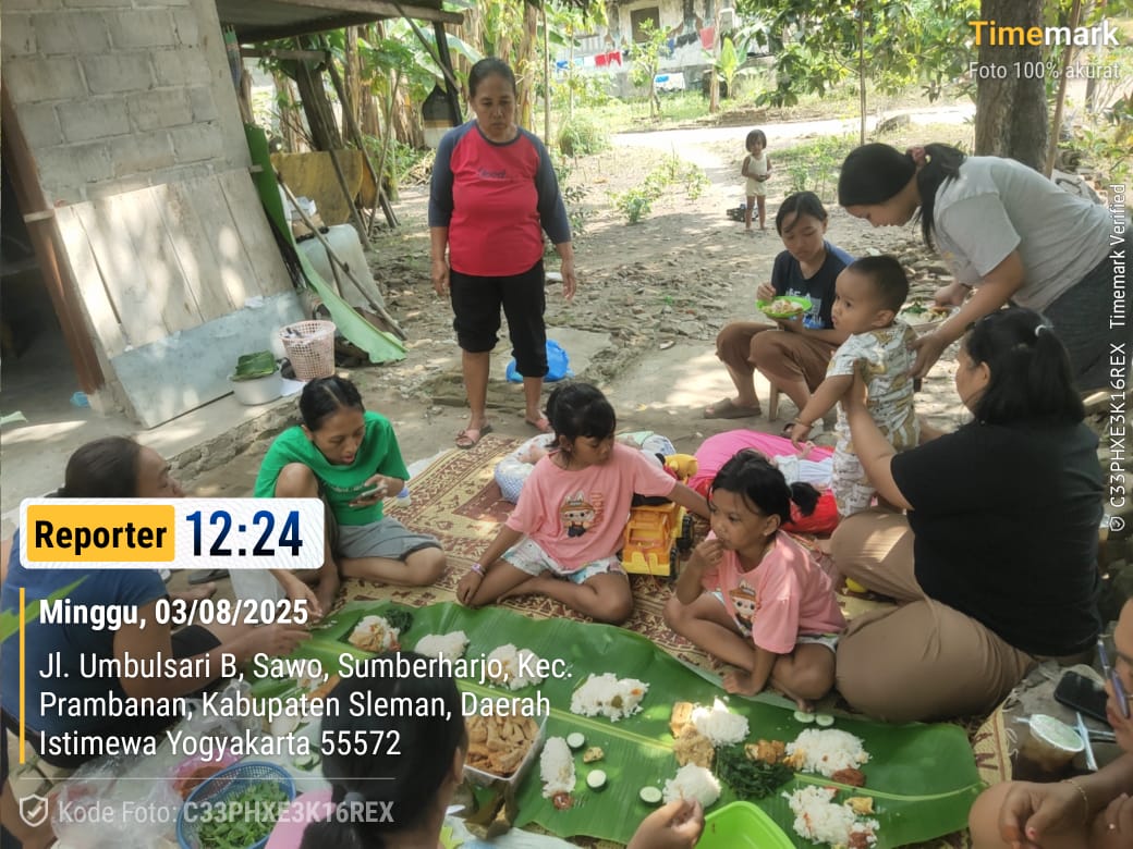 Doc. Sejumlah ibu-ibu dan anak-anak warga Klenisan, Sumberharjo, Prambanan, Sleman, menikmati makan bersama dalam suasana penuh kehangatan dan kebersamaan menjelang peringatan HUT ke-80 Republik Indonesia, Minggu (3/8/2025). Tradisi sederhana ini menjadi simbol kekeluargaan dan gotong royong di tengah masyarakat. (Foto: Filemon).