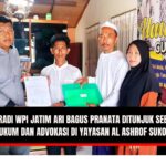 Doc. Penyerahan surat keputusan kepada Ari Bagus Pranata sebagai Ketua Bidang Hukum dan Advokasi Yayasan Al Ashrof Sukopuro. Tampak Ari Bagus Pranata menerima surat tersebut dari perwakilan Yayasan Al Ashrof di hadapan beberapa saksi. (Foto: FERADI WPI DPD Jawa Timur).