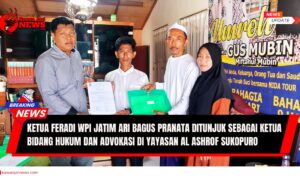 Doc. Penyerahan surat keputusan kepada Ari Bagus Pranata sebagai Ketua Bidang Hukum dan Advokasi Yayasan Al Ashrof Sukopuro. Tampak Ari Bagus Pranata menerima surat tersebut dari perwakilan Yayasan Al Ashrof di hadapan beberapa saksi. (Foto: FERADI WPI DPD Jawa Timur).