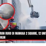 Doc. Petugas pemadam kebakaran dikerahkan menggunakan armada dan alat khusus untuk memadamkan api yang melanda ruko di kawasan Mangga 2 Square, Pademangan, Jakarta Utara, Senin (5/8/2025). Asap tebal terlihat membubung dari lantai 4 bangunan, sementara evakuasi pengunjung dan karyawan dilakukan untuk menghindari korban jiwa. (Sumber: Megapolitan).