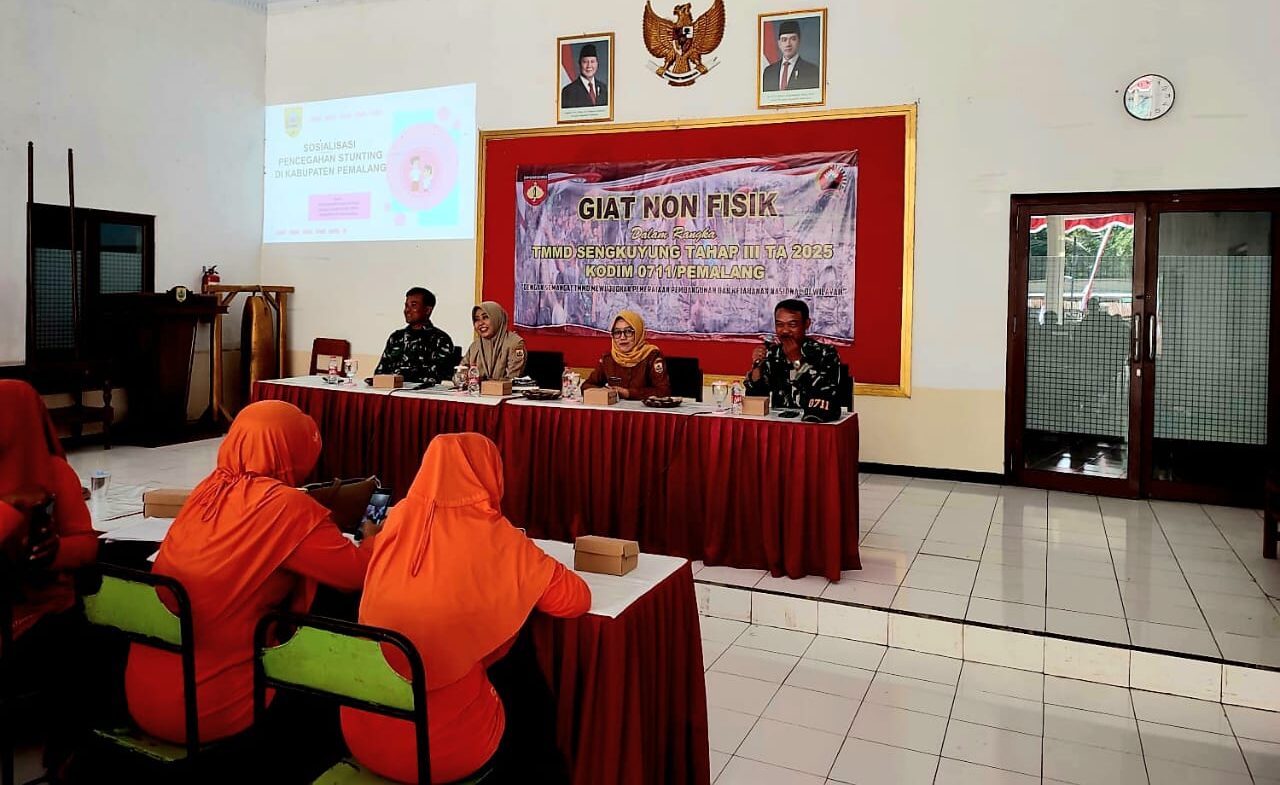 Doc. Sesi acara sosialisasi pencegahan stunting dalam rangka TMMD Sengkuyung Tahap III TA 2025 Kodim 0711/Pemalang telah selesai dilaksanakan. Kegiatan yang diikuti oleh masyarakat Kabupaten Pemalang ini memberikan pemahaman pentingnya pencegahan stunting sejak dini. Para peserta tampak antusias mengikuti sesi tanya jawab dan diskusi. (Foto: Arden).