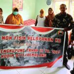 Doc. Babinsa Wanarata dampingi Dinsos KB PP dalam kegiatan non-fisik TMMD Sengkuyung III TA. 2025 Kodim 0711/Pemalang berupa pelayanan KB dan penyuluhan pencegahan stunting di Desa Wanarata. Kegiatan ini bertujuan meningkatkan kesadaran masyarakat akan pentingnya perencanaan keluarga dan pencegahan stunting. (Foto: Arden).