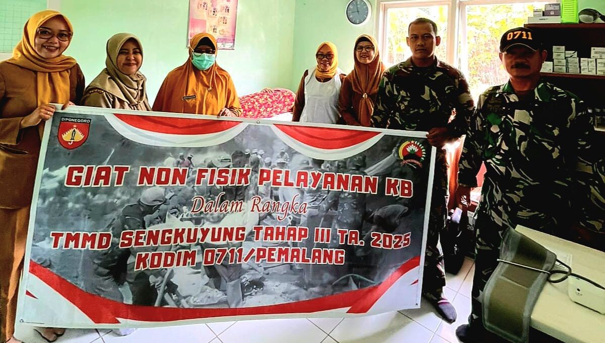 Doc. Babinsa Wanarata dampingi Dinsos KB PP dalam kegiatan non-fisik TMMD Sengkuyung III TA. 2025 Kodim 0711/Pemalang berupa pelayanan KB dan penyuluhan pencegahan stunting di Desa Wanarata. Kegiatan ini bertujuan meningkatkan kesadaran masyarakat akan pentingnya perencanaan keluarga dan pencegahan stunting. (Foto: Arden).