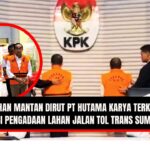 Doc. Petugas KPK menggiring dua tersangka dalam kasus dugaan korupsi pengadaan lahan proyek Jalan Tol Trans Sumatera. Salah satu tersangka merupakan mantan Direktur Utama PT Hutama Karya. Keduanya resmi ditahan untuk kepentingan penyidikan. (NR – kawanjarinews.com).