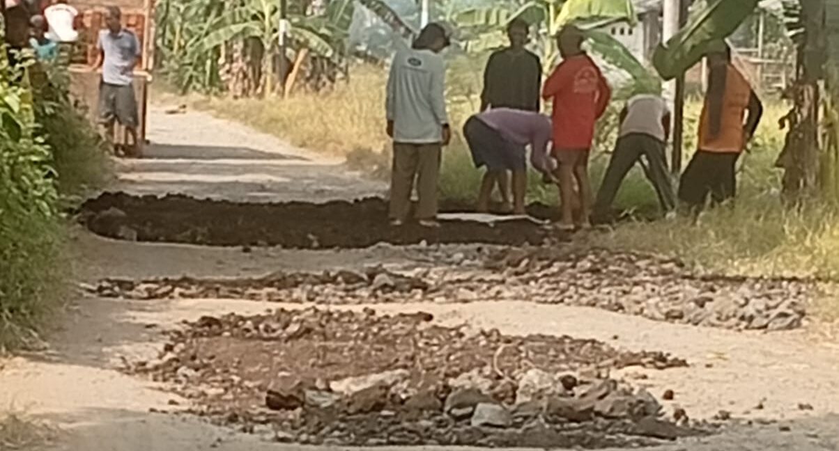 Doc. Warga Dukuh Dronjong, Desa Kendalsari, bergotong royong memperbaiki jalan rusak parah dengan cara mengurug lubang menggunakan batu krasak. Aksi ini dilakukan secara swadaya sebagai bentuk kepedulian terhadap akses jalan utama yang selama ini terbengkalai. (Foto: Soleh Hadi Mustofa).