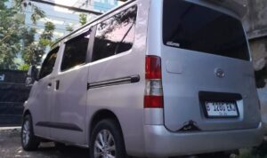 Doc. Mobil Daihatsu Gran Max warna silver metalik dengan nomor polisi B 1280 EKJ milik Ade Rini Meliani. Kendaraan ini terakhir terlihat terparkir di depan ruko di Jalan Cideng Timur 51 A, Petojo Selatan, Gambir, Jakarta Pusat, sebelum dilaporkan hilang pada Jumat pagi, 8 Agustus 2025. Ciri khas mobil antara lain terdapat stiker bergambar mata pada bagian belakang bumper kiri. (Foto: Muh. Ismail).