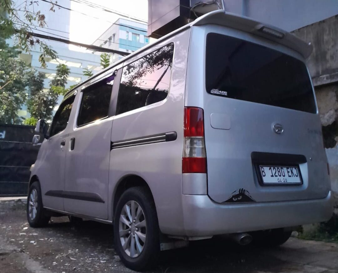 Doc. Mobil Daihatsu Gran Max warna silver metalik dengan nomor polisi B 1280 EKJ milik Ade Rini Meliani. Kendaraan ini terakhir terlihat terparkir di depan ruko di Jalan Cideng Timur 51 A, Petojo Selatan, Gambir, Jakarta Pusat, sebelum dilaporkan hilang pada Jumat pagi, 8 Agustus 2025. Ciri khas mobil antara lain terdapat stiker bergambar mata pada bagian belakang bumper kiri. (Foto: Muh. Ismail).