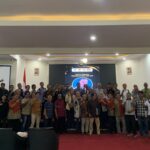 Doc. Ketua panitia MUPERPROV PERKEMI Jawa Tengah 2025 menyerahkan dokumen kepada Ketua Umum terpilih Senpai Muhamad Harun Sutopo, S.H. (IV DAN) di Auditorium Poltekkes Kemenkes RI, Semarang, Minggu (10/8/2025). (Foto Dokumentasi: Riskon – kawanjarinews.com).