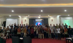 Doc. Ketua panitia MUPERPROV PERKEMI Jawa Tengah 2025 menyerahkan dokumen kepada Ketua Umum terpilih Senpai Muhamad Harun Sutopo, S.H. (IV DAN) di Auditorium Poltekkes Kemenkes RI, Semarang, Minggu (10/8/2025). (Foto Dokumentasi: Riskon – kawanjarinews.com).