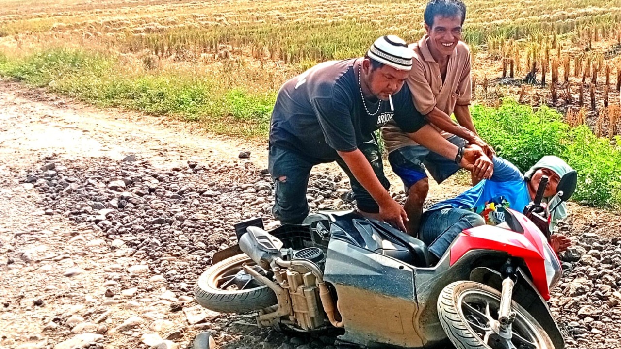 Doc. Anggota Komisi II DPR RI, Ahmad Doli Kurnia Tandjung/Bang Doli (kanan), mendesak Kementerian Dalam Negeri (Kemendagri) untuk memanggil Bupati Pati, Sudewo (kiri), terkait kenaikan PBB hingga 250%. Kenaikan pajak ini telah memicu protes warga dan dinilai memberatkan masyarakat. DPR RI meminta Kemendagri mengambil langkah tegas untuk menyelesaikan masalah ini dan mengembalikan kepercayaan publik. Catatan: gambar hanya merupakan ilustrasi. (NR – kawanjarinews.com).