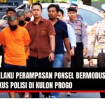 Doc. Tiga orang yang diduga pelaku kejahatan, dengan satu orang mengenakan baju tahanan berwarna oranye, dikawal oleh beberapa petugas kepolisian. Latar belakang gambar memperlihatkan mobil polisi. Secara keseluruhan, gambar ini menggambarkan penangkapan pelaku kejahatan oleh pihak kepolisian. (Foto: Yudhan Aria – kawanjarinews.com).