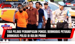 Doc. Tiga orang yang diduga pelaku kejahatan, dengan satu orang mengenakan baju tahanan berwarna oranye, dikawal oleh beberapa petugas kepolisian. Latar belakang gambar memperlihatkan mobil polisi. Secara keseluruhan, gambar ini menggambarkan penangkapan pelaku kejahatan oleh pihak kepolisian. (Foto: Yudhan Aria – kawanjarinews.com).