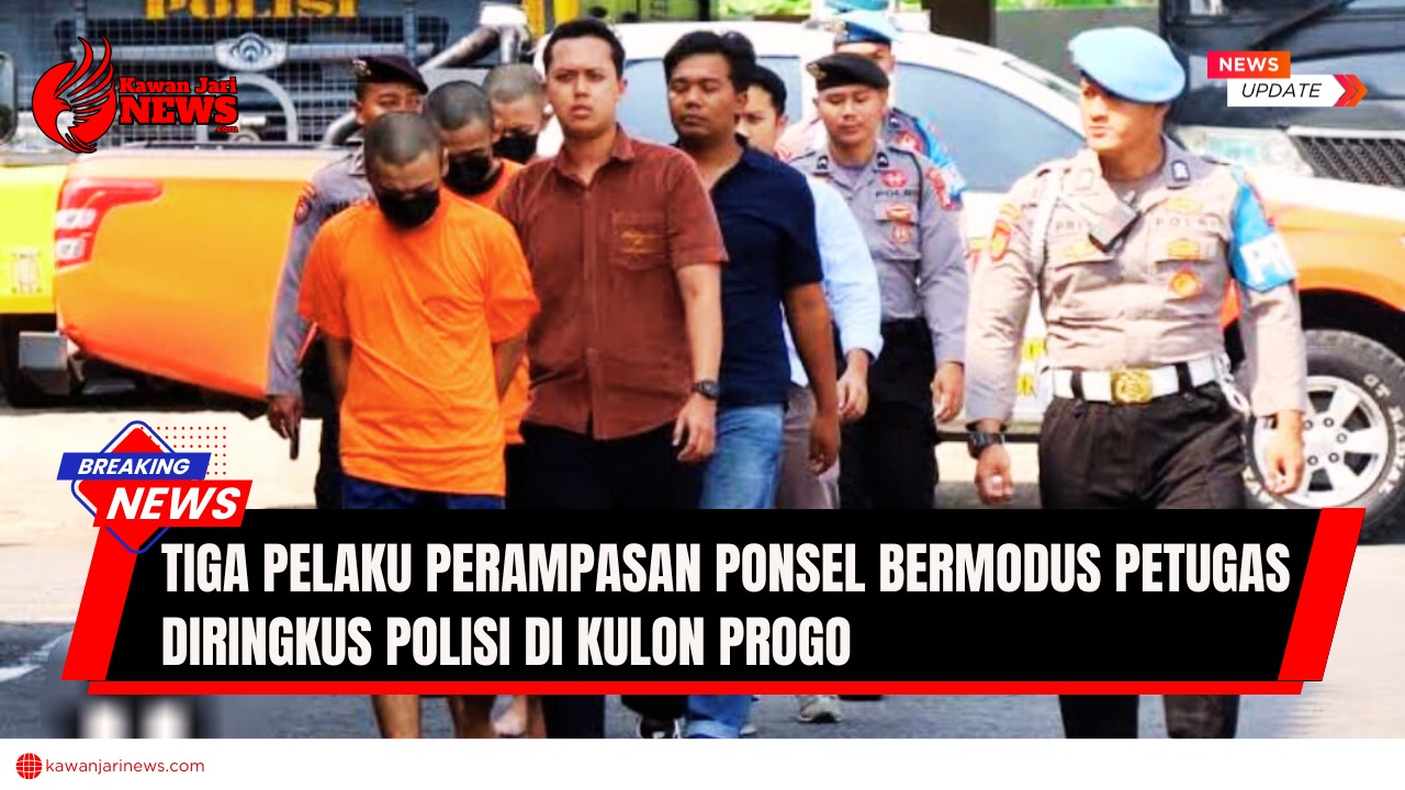 Doc. Tiga orang yang diduga pelaku kejahatan, dengan satu orang mengenakan baju tahanan berwarna oranye, dikawal oleh beberapa petugas kepolisian. Latar belakang gambar memperlihatkan mobil polisi. Secara keseluruhan, gambar ini menggambarkan penangkapan pelaku kejahatan oleh pihak kepolisian. (Foto: Yudhan Aria – kawanjarinews.com).