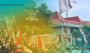 Doc. Kerumunan masyarakat Pati yang sedang melakukan berdemonstrasi. Di antara kerumunan, terlihat bendera Merah Putih dan bendera One Piece. Demonstrasi yang berlangsung pada Rabu (13/8) ini dipicu oleh kebijakan kontroversial yang sempat diajukan oleh Bupati Sudewo. (Eko Wahyu – kawanjarinews.com).