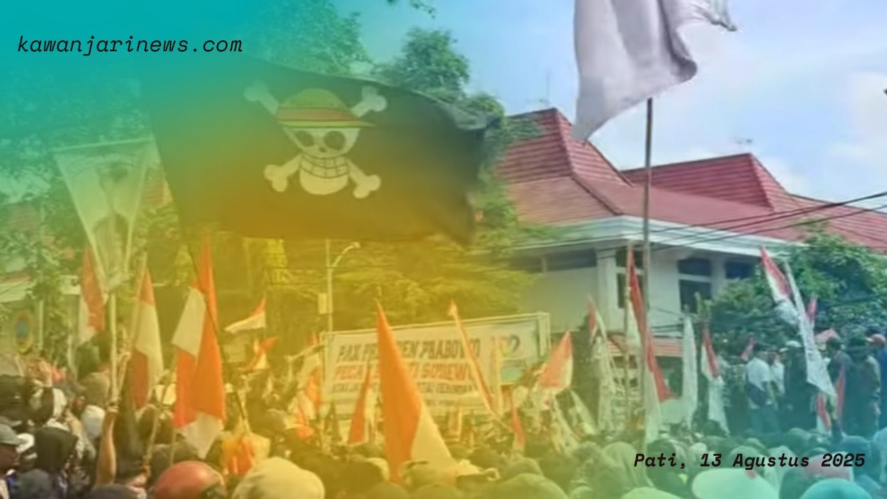 Doc. Kerumunan masyarakat Pati yang sedang melakukan berdemonstrasi. Di antara kerumunan, terlihat bendera Merah Putih dan bendera One Piece. Demonstrasi yang berlangsung pada Rabu (13/8) ini dipicu oleh kebijakan kontroversial yang sempat diajukan oleh Bupati Sudewo. (Eko Wahyu – kawanjarinews.com).