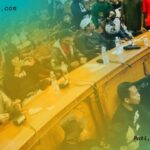 Doc. Massa pendemo memasuki ruang sidang Dewan Perwakilan Rakyat Daerah (DPRD) Kabupaten Pati untuk menyampaikan aspirasi terkait penolakan kenaikan Pajak Bumi dan Bangunan (PBB), Pati, 14 Agustus 2025. (Eko Wahyu – kawanjarinews.com).