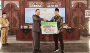 Doc. Penyerahan simbolis Bantuan Hibah Tahap I senilai Rp50 juta dari Pemerintah Kabupaten kepada perwakilan penerima, dalam acara sosialisasi program peningkatan kesejahteraan masyarakat di Pendopo Kabupaten. (Sumber Foto: Pemerintah Kabupaten Pemalang).