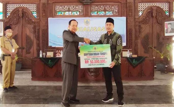 Doc. Penyerahan simbolis Bantuan Hibah Tahap I senilai Rp50 juta dari Pemerintah Kabupaten kepada perwakilan penerima, dalam acara sosialisasi program peningkatan kesejahteraan masyarakat di Pendopo Kabupaten. (Sumber Foto: Pemerintah Kabupaten Pemalang).