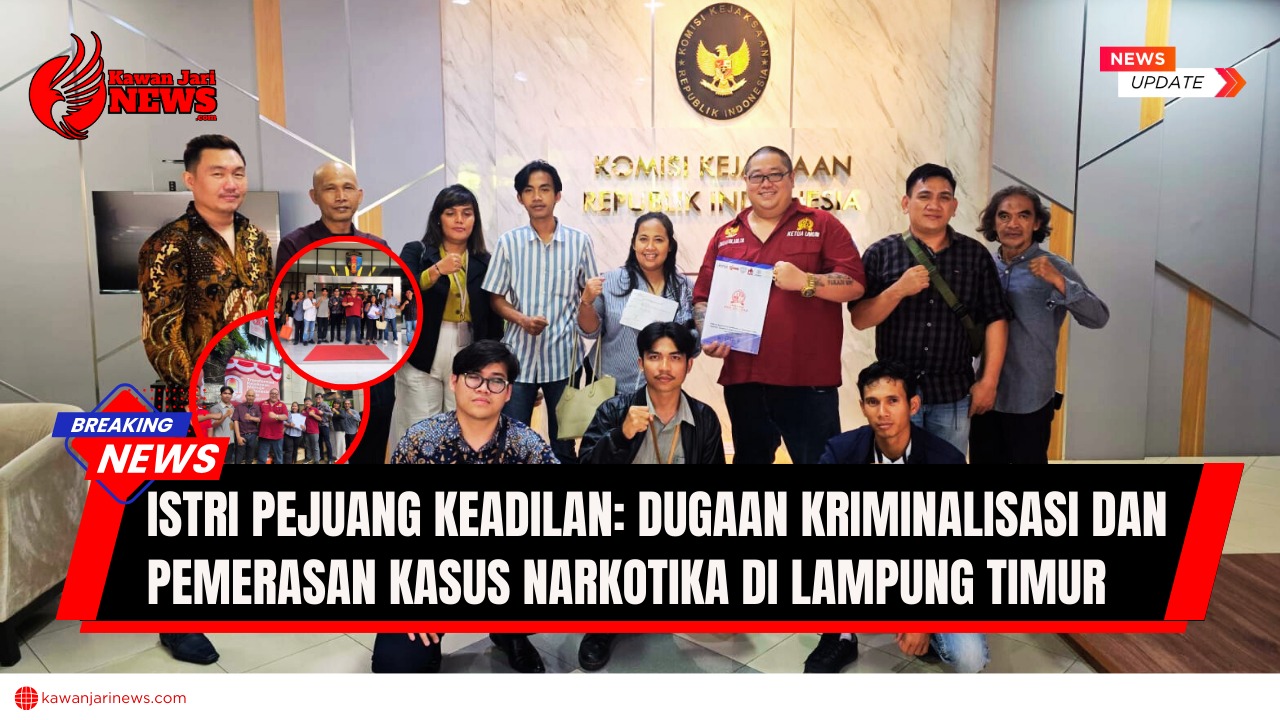 Kuasa hukum Adv. Donny Andretti bersama Siti Khotijah (tengah) dan tim pendamping menunjukkan berkas laporan dugaan kriminalisasi dan pemerasan kasus narkotika di Lampung Timur kepada Komisi Kejaksaan Republik Indonesia, Jakarta, Rabu (13/8/2025).