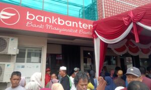 Doc. Warga memadati halaman depan Bank Banten Cabang Cilegon saat penyaluran bantuan sosial (bansos) dari Pemerintah Provinsi Banten pada Selasa (19/08/2025). Pelaksanaan kegiatan ini menuai kontroversi lantaran adanya dugaan larangan peliputan bagi wartawan dan keluhan warga terkait pelayanan yang dinilai semrawut. (Foto Dokumentasi - Bagus. R – kontributor - kawanjarinews.com Banten).