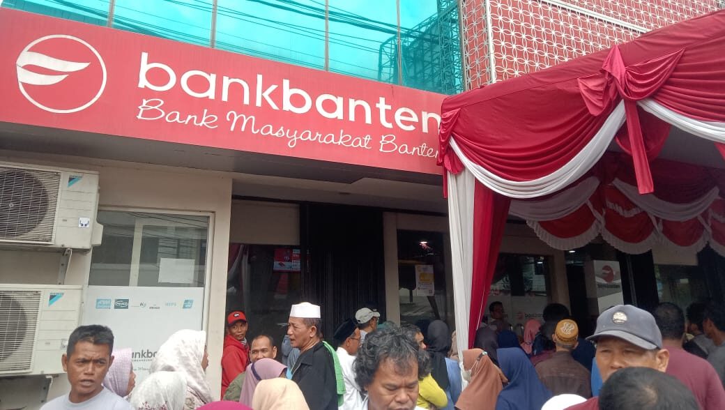 Doc. Warga memadati halaman depan Bank Banten Cabang Cilegon saat penyaluran bantuan sosial (bansos) dari Pemerintah Provinsi Banten pada Selasa (19/08/2025). Pelaksanaan kegiatan ini menuai kontroversi lantaran adanya dugaan larangan peliputan bagi wartawan dan keluhan warga terkait pelayanan yang dinilai semrawut. (Foto Dokumentasi - Bagus. R – kontributor - kawanjarinews.com Banten).