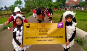 Doc. Sejumlah siswa SDN 03 Kendalsari Petarukan mengenakan kostum kreatif sambil membawa spanduk sekolah dalam karnaval peringatan HUT ke-80 Kemerdekaan RI di Kecamatan Petarukan, Kabupaten Pemalang, Rabu (20/8/2025). (Foto: Soleh).