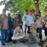 Doc. Anggota Forum Cakar Sriwijaya DPD Kota Palembang membagikan paket makanan siap saji kepada masyarakat dalam kegiatan Jumat Berkah di Pasar 26, Jalan Merdeka, Talang Semut, Kecamatan Bukit Kecil, Palembang, Jumat (22/8/2025). (Foto: Rosal – kawanjarinews.com).