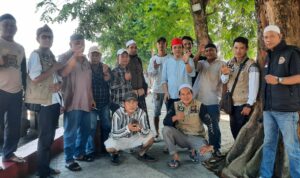 Doc. Anggota Forum Cakar Sriwijaya DPD Kota Palembang membagikan paket makanan siap saji kepada masyarakat dalam kegiatan Jumat Berkah di Pasar 26, Jalan Merdeka, Talang Semut, Kecamatan Bukit Kecil, Palembang, Jumat (22/8/2025). (Foto: Rosal – kawanjarinews.com).