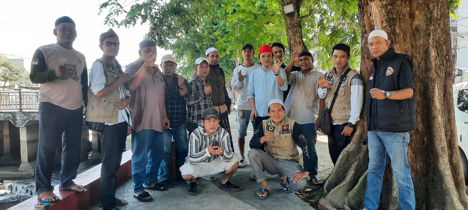 Doc. Anggota Forum Cakar Sriwijaya DPD Kota Palembang membagikan paket makanan siap saji kepada masyarakat dalam kegiatan Jumat Berkah di Pasar 26, Jalan Merdeka, Talang Semut, Kecamatan Bukit Kecil, Palembang, Jumat (22/8/2025). (Foto: Rosal – kawanjarinews.com).