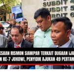 Doc. Rismon Sianipar didampingi kuasa hukumnya usai menjalani pemeriksaan di Polda Metro Jaya, Jakarta, Jumat (22/8/2025). Pemeriksaan terkait dugaan ijazah palsu Presiden Joko Widodo ini berlangsung dengan 49 pertanyaan yang diajukan penyidik, meski Rismon hanya menjawab dua pertanyaan secara rinci. (NR – kawanjarinews.com).