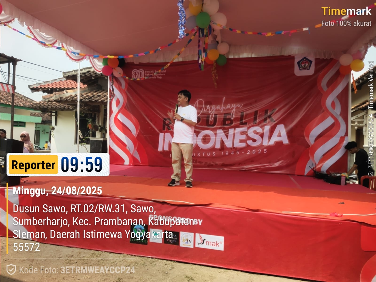 Doc. Lurah Sumberharjo, Kurniawan Widiyanto, S.E., memberikan sambutan pada acara peringatan HUT ke-80 RI di Dusun Sawo, Sumberharjo, Sleman, Minggu (24/8/2025). (Foto – Filemon Gunawan).