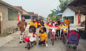 Doc. Warga Dusun Klenisan menampilkan kreasi sepeda hias dan arak-arakan dalam rangkaian peringatan HUT ke-80 Kemerdekaan Republik Indonesia, Minggu (24/8/2025). (Foto – Filemon Gunawan).