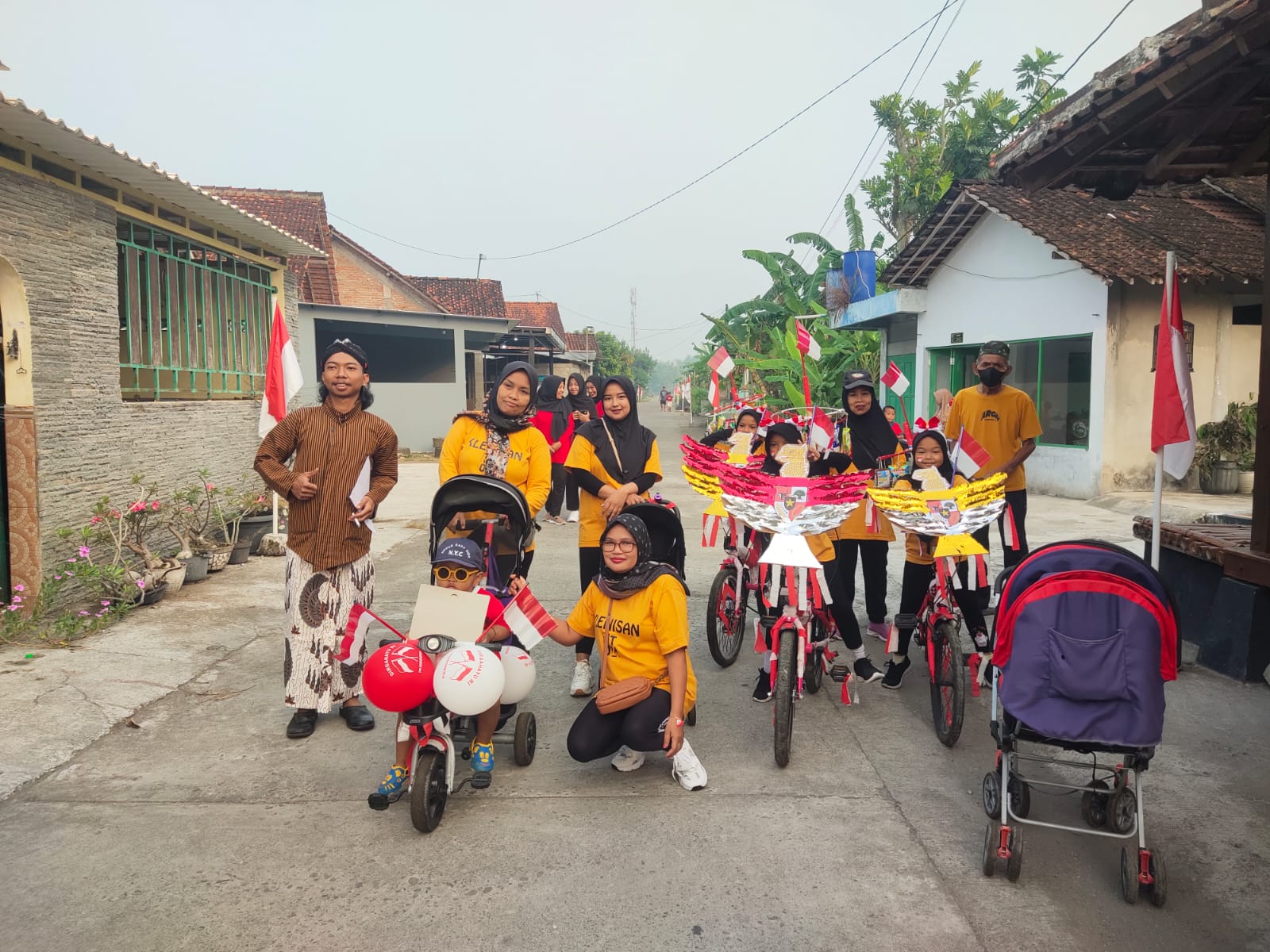 Doc. Warga Dusun Klenisan menampilkan kreasi sepeda hias dan arak-arakan dalam rangkaian peringatan HUT ke-80 Kemerdekaan Republik Indonesia, Minggu (24/8/2025). (Foto – Filemon Gunawan).
