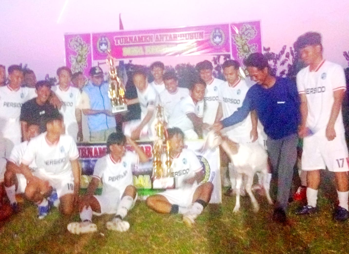 Doc. Beberapa tim peserta menerima penghargaan dalam turnamen antar dukuh Desa Kendalsari, Kecamatan Petarukan, Kabupaten Pemalang, Minggu (24/8/2025). (Foto: Soleh HM).