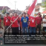 Doc. Kepala Desa Lebo, Maftuhin, S.H.I., bersama warga melepas peserta jalan sehat dengan pengibaran bendera start pada acara peringatan HUT RI ke-80 di Desa Lebo, Kecamatan Warungasem, Kabupaten Batang, Minggu (24/8/2025). (Foto: Riskon – kawanjarinews.com).