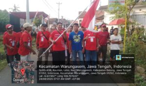 Doc. Kepala Desa Lebo, Maftuhin, S.H.I., bersama warga melepas peserta jalan sehat dengan pengibaran bendera start pada acara peringatan HUT RI ke-80 di Desa Lebo, Kecamatan Warungasem, Kabupaten Batang, Minggu (24/8/2025). (Foto: Riskon – kawanjarinews.com).