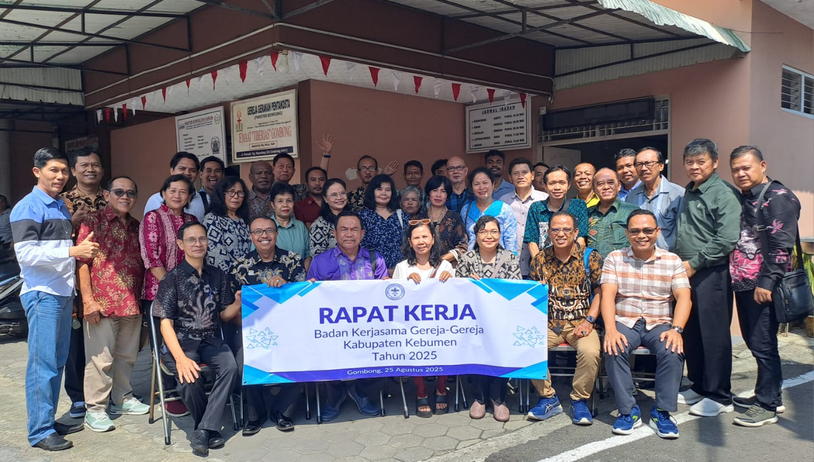 Doc. Para pengurus dan perwakilan gereja anggota Badan Kerja Sama Gereja-Gereja Kabupaten Kebumen (BKSGK) berfoto bersama usai rapat kerja di Gereja Gerakan Pentakosta Tiberias, Gombong, Senin (25/8/2025). (Foto: Budi Setiyanto).