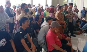 Doc. Ratusan warga Desa Gondang, Kecamatan Taman, Kabupaten Pemalang, saat menggelar aksi damai di halaman kantor kelurahan setempat, Senin (25/08/2025). Dalam aksi tersebut, warga menyuarakan tuntutan terkait perbaikan jalan, transparansi pengelolaan pasar Gondang, serta penyaluran bantuan beras yang lebih merata. Aksi berlangsung tertib dengan pengamanan aparat kepolisian, TNI, dan perangkat desa. (Foto: Soleh Hadi).