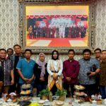 Doc. Wakil Bupati Sidoarjo, Mimik Indayana, berfoto bersama Keluarga Korban Dugaan Kelalaian Medis dan perwakilan masyarakat usai pertemuan di rumah dinas Wabup, Selasa (27/8/2025). (Foto: Nurdin).